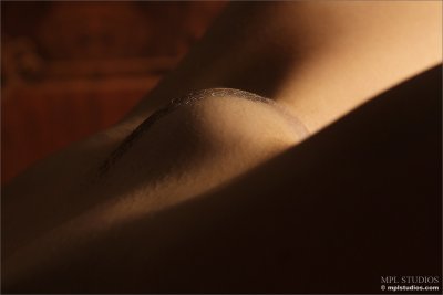Весёлая голая девушка Carla B с бритой киской в кровати